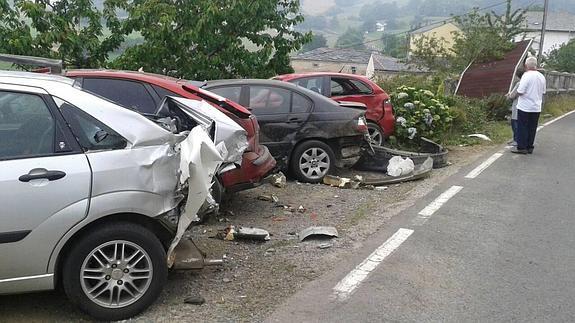 Un vehículo se estrella contra cuatro coches y una marquesina en Boal