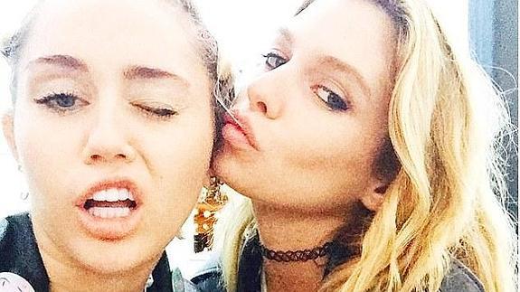 ¿Miley Cyrus y la modelo de Victoria's Secret Stella Maxwell, pareja?