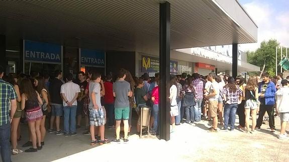 Colas para entrar en Metrópoli