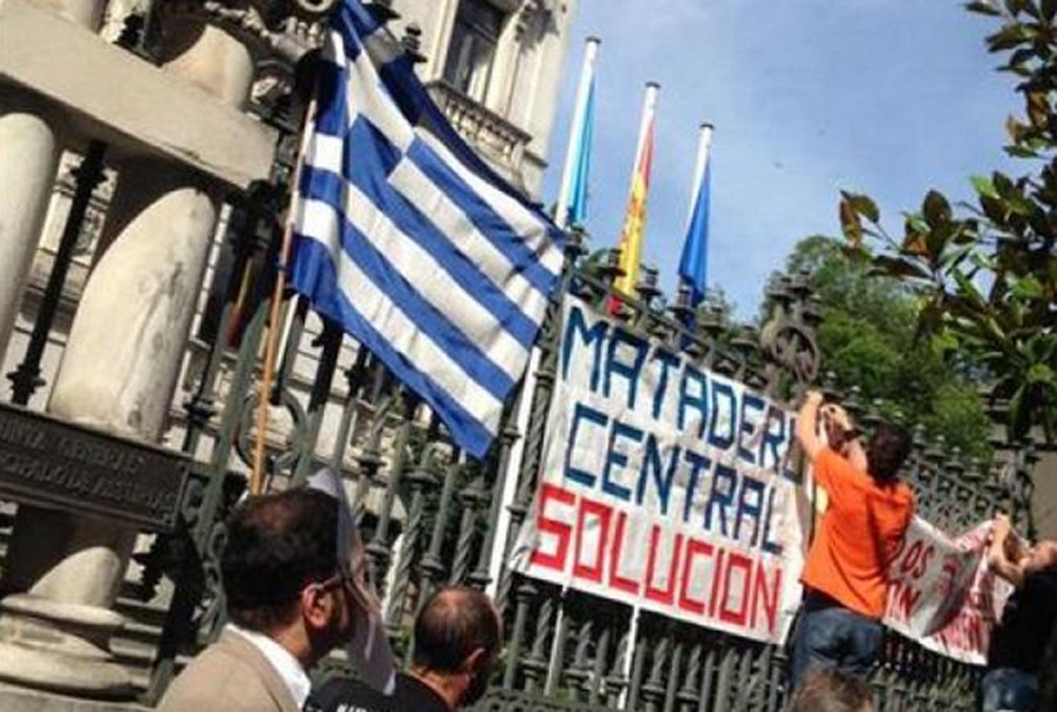 Un centenar de trabajadores protestan ante las puertas de la Junta General