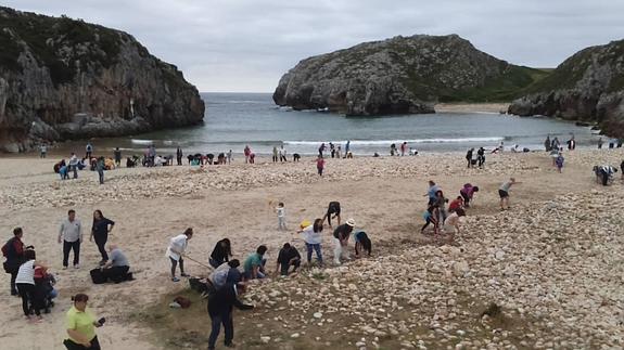 Una 'sestaferia' particular en la playa de Cuevas del Mar