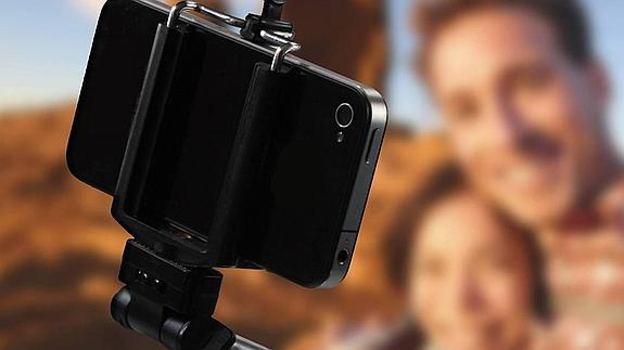 Muere un senderista alcanzado por un rayo mientras usaba un palo para 'selfies'