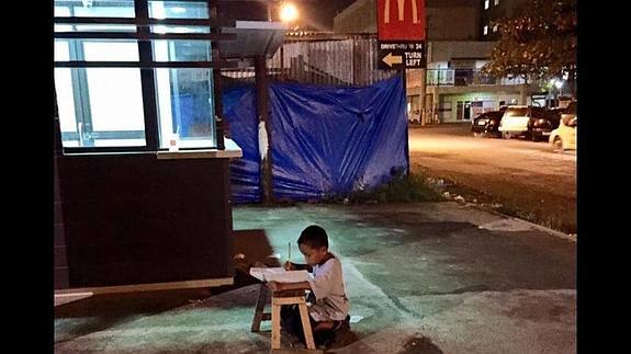 Conoce la historia del niño que estudia bajo la luz de un McDonald's