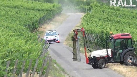 El tractorista despistado que a punto está de causar un accidente en un rally