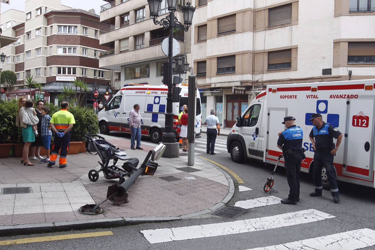 Dos heridos y una niña ilesa tras caer un semáforo sobre su carrito en Oviedo