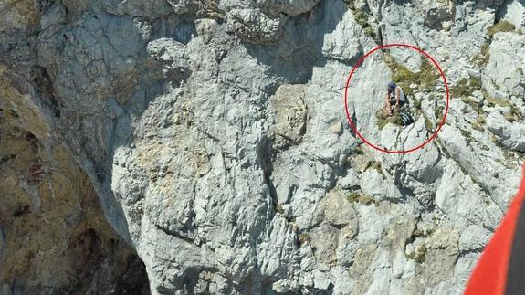 Rescatan a un montañero enriscado en una canal del Urriellu