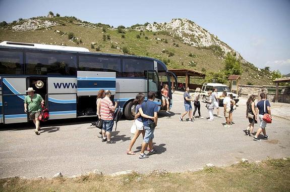 Los usuarios valoran el servicio del Plan de Lagos «porque la carretera es complicada»