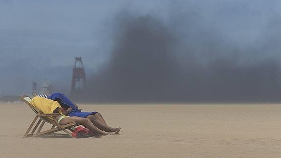 Medio Ambiente hace público un expediente a El Musel tras la nube de polvo de carbón