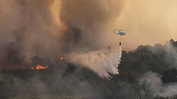 Desalojan el pueblo de Castañera, en Tineo, y cortan la AS-215 a causa de un incendio