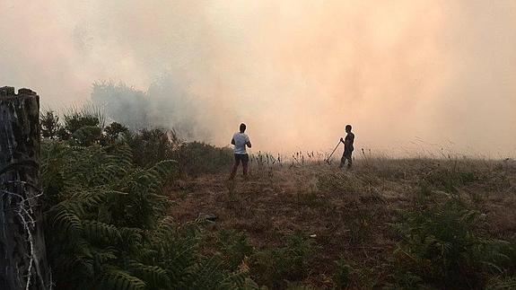 Bajan a ocho los incendios forestales activos en el suroccidente asturiano