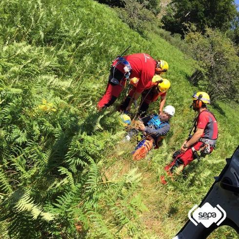 Evacuan a un excursionista de 61 años tras caer en la cascada del Xiblu, en Teverga