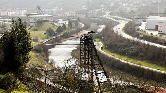Rescatan en El Entrego un cachorro que había sido arrojado al río dentro de una bolsa de basura