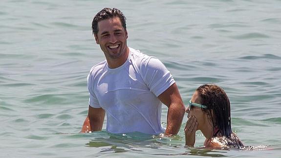 ¿Por qué David Bustamante se baña en la playa con camiseta?