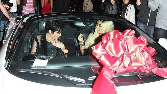 Kylie Jenner recibe un Ferrari por su 18 cumpleaños