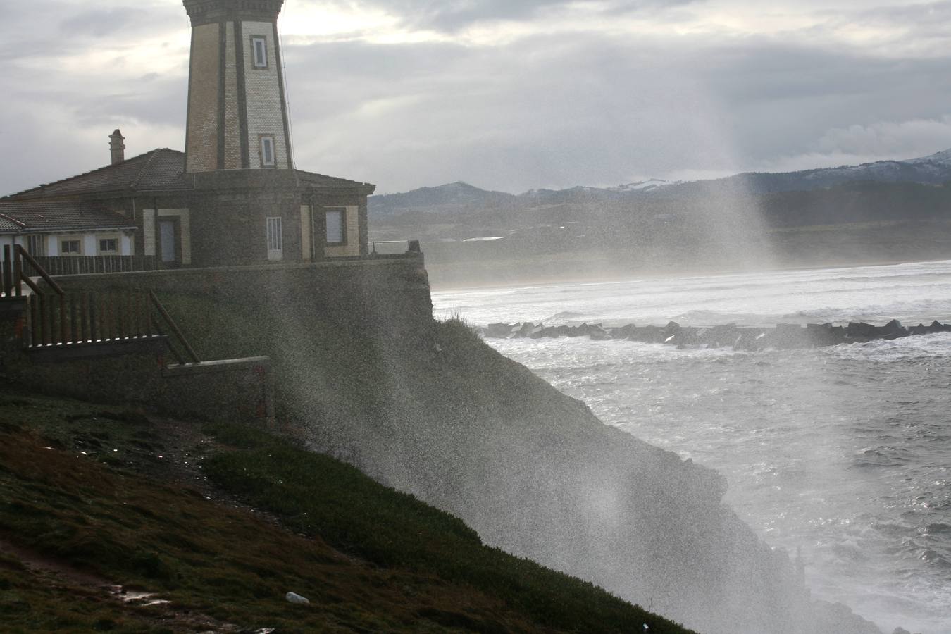 Rescatan a un pescador del mar, en el entorno del faro de San Juan de Nieva