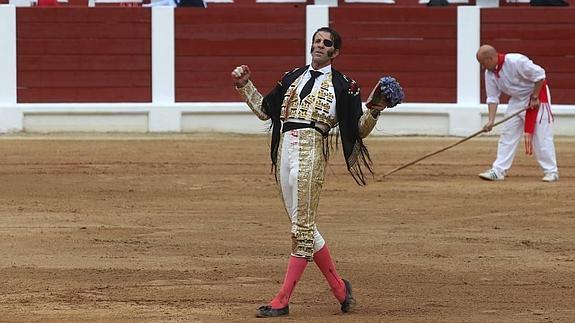 Tarde triunfal en El Bibio con puerta grande para Padilla y 'El Fandi'