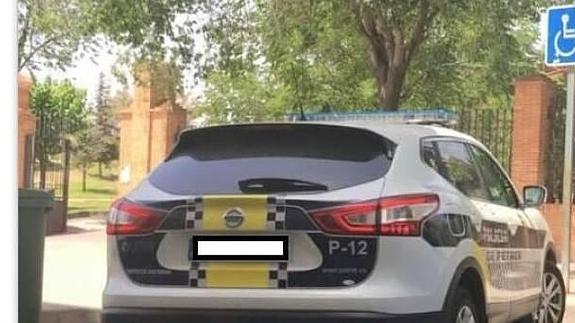 Multa de 800 euros por publicar en Facebook una foto de un coche de Policía en una plaza de minusválidos