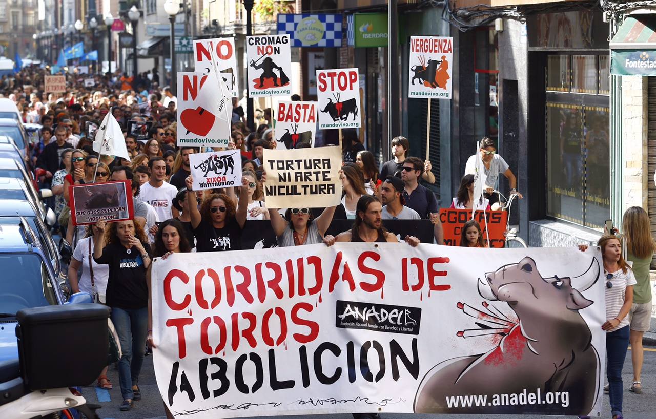 Más de un millar de personas recorren Gijón en la manifestación antitaurina