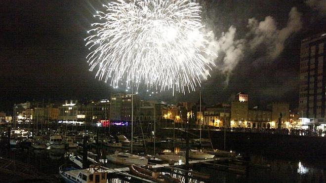 Palmeras de colores surcan el cielo de Gijón