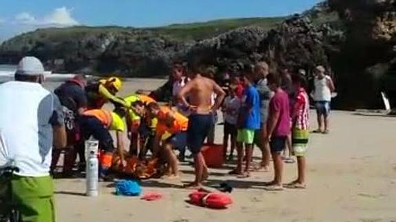 Rescatan a una joven en la playa llanisca de Troenzo