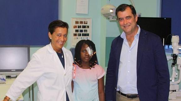 La Fundación Fernández-Vega opera a una niña guineana con estrabismo