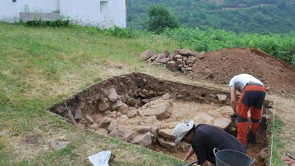 Hallan indicios de prácticas rituales en la excavación de Vigaña en Belmonte de Miranda