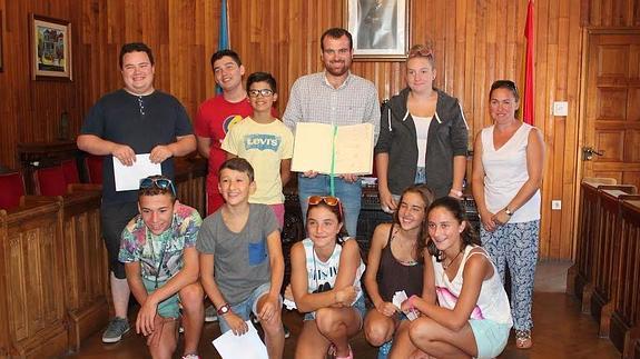 Los jóvenes de ‘El Ablanu’ muestran sus proyectos al Ayuntamiento de Piloña