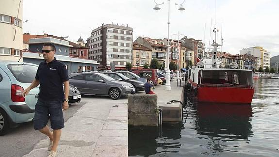 Los pescadores de Ribadesella, molestos con los coches que invaden el puerto