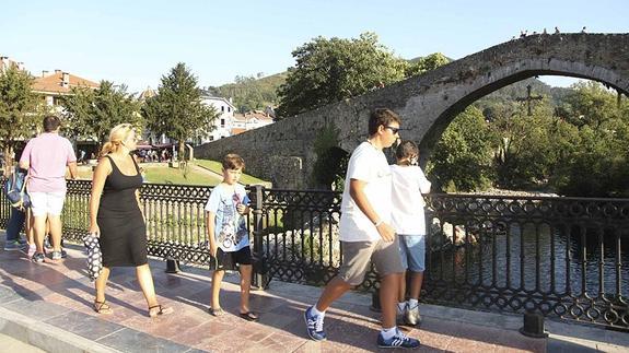 Retraso en el proyecto de ampliación de la acera paralela al Puente Romano