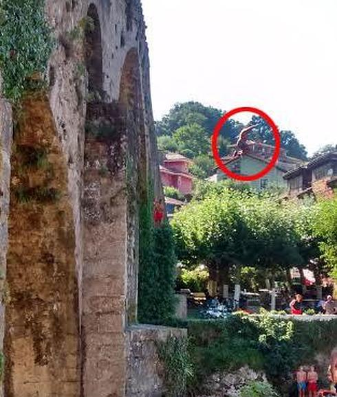 El joven cántabro herido tras saltar del Puente Romano de Cangas recibe el alta