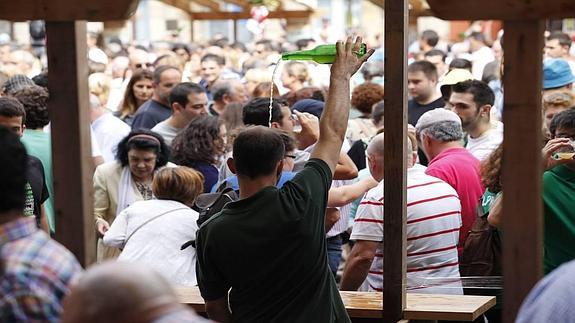 La Fiesta de la Sidra donará un euro por vaso vendido en el récord de escanciado