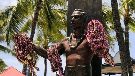 Duke Kahanamoku, «padre» del surf moderno, 'doodle' de Google