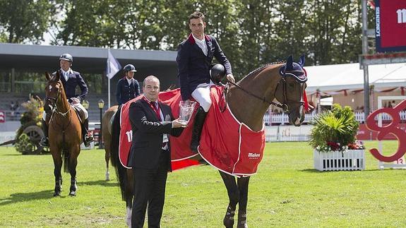 Diego Pérez coloca la bandera de España en lo más alto del mástil