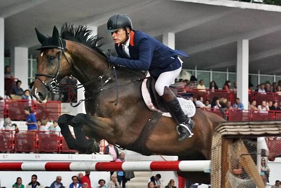 El holandés Henk van de Pol gana el Gran Premio del Hípico de Gijón