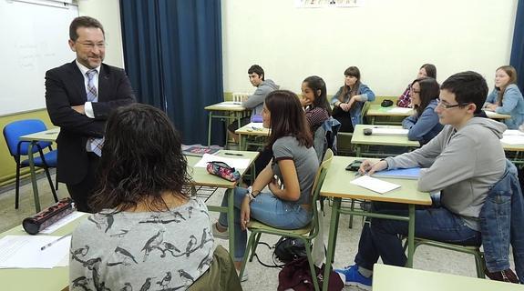 El consejero de Educación dará un «impulso decidido» al asturiano en las aulas