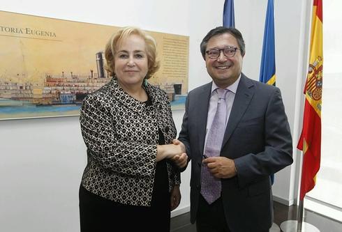 Rosa Aza da el relevo a Laureano Lourido al frente de El Musel
