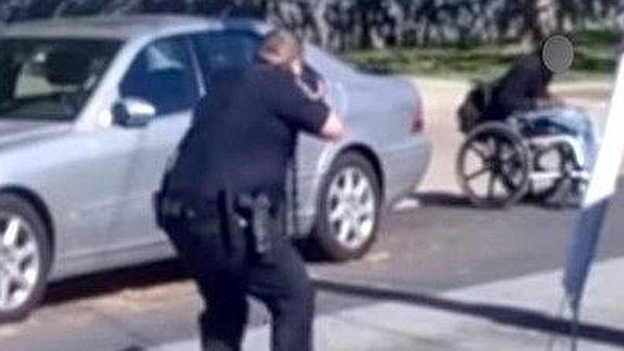 Tres policías acribillan a un joven negro en silla de ruedas en Estados Unidos