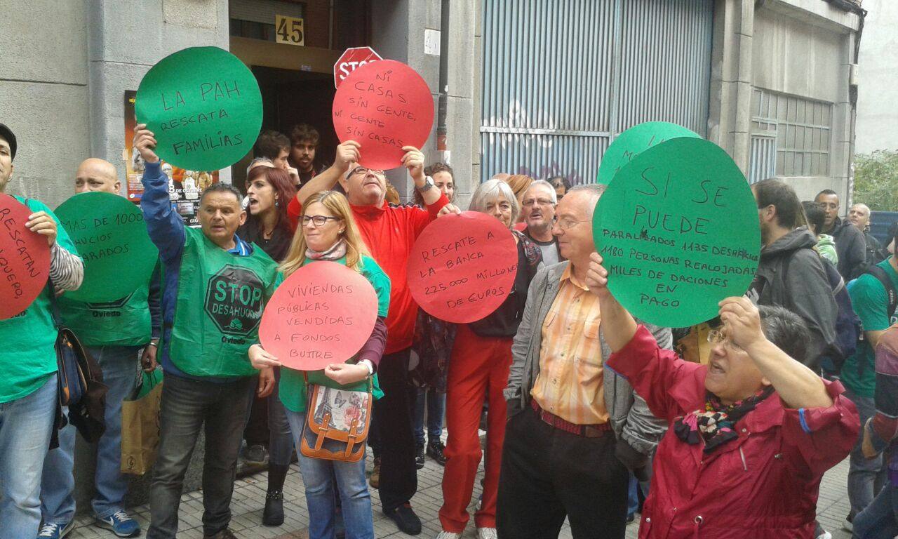 Una protesta encabezada por la vicealcaldesa de Oviedo logra paralizar un desahucio