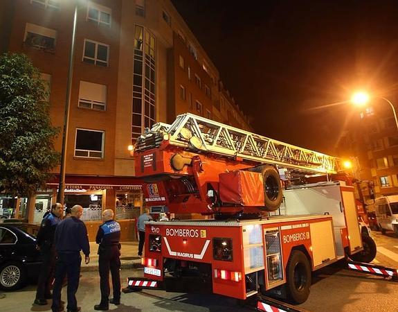 Un hombre resulta intoxicado en un incendio en su piso de Oviedo