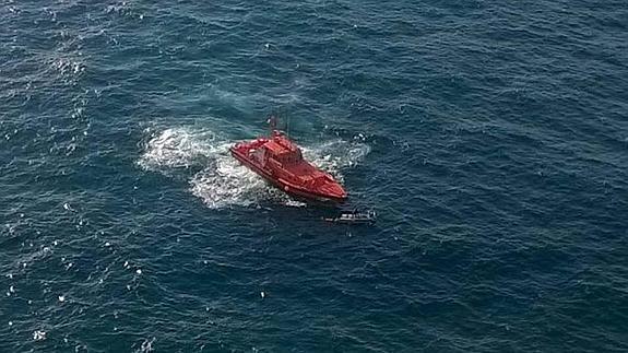 Rescatan a dos hombres tras volcar su lancha frente al Cabo Peñas