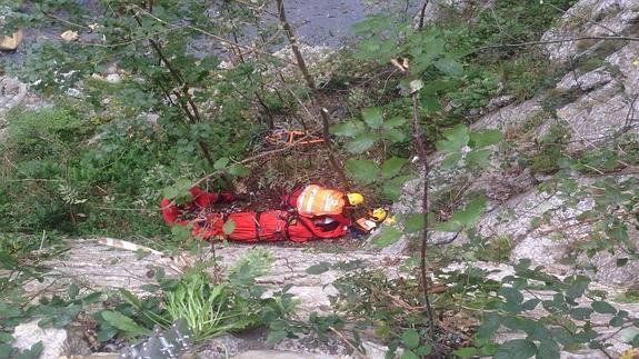 Una mujer de 58 años resulta herida tras caer con su bicicleta por un terraplén en la Senda del Oso