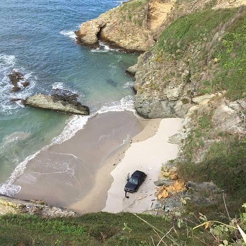 Un coche se precipita a la ría en Castropol
