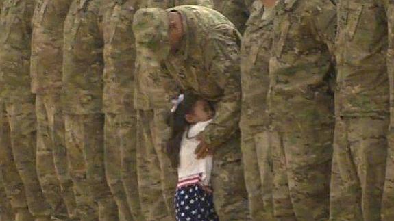 Un niña de 3 años interrumpe una ceremonia militar para abrazar a su padre