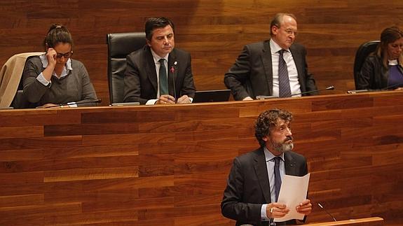 Rechazada la reprobación de Sanjurjo en la Junta en un Pleno que acabó con gritos del PP