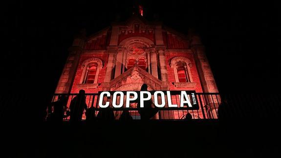 Drácula tiñe de rojo y llena de cine su templo