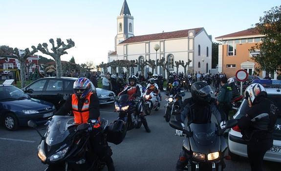 Multitudinaria despedida motera al joven Américo Borges