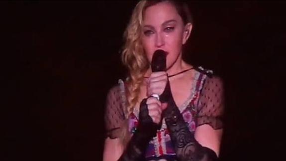 Madonna llora y canta en francés 'La vie en rose' como homenaje a las víctimas de París