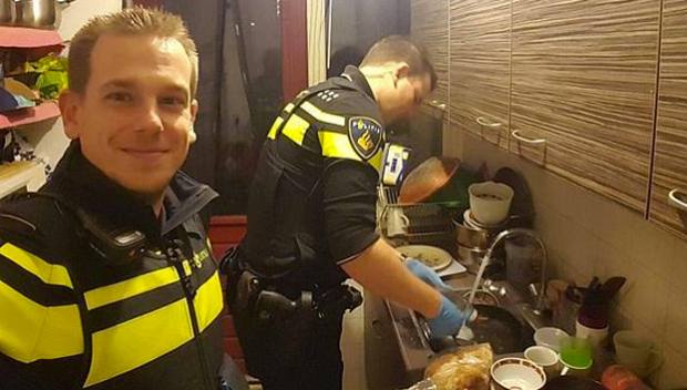 Ingresan a una mujer en el hospital y unos policías le hacen la comida a sus 5 hijos