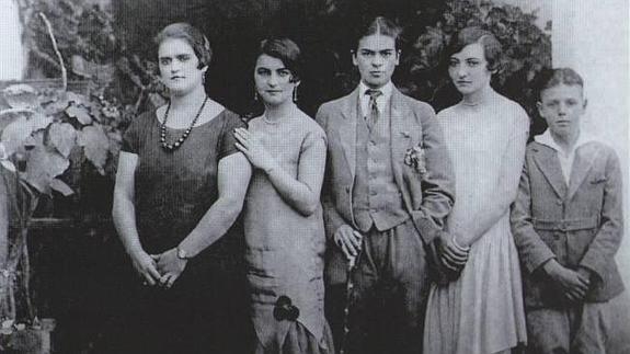 ¿Qué pintora aparece en esta antigua fotografía?