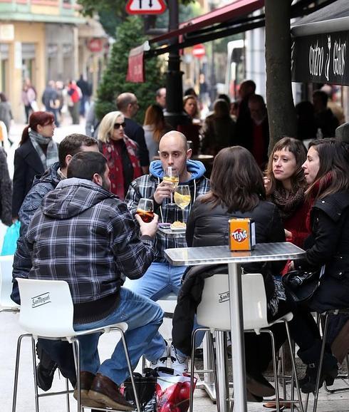 El alcalde urge a los hosteleros a que adapten sus terrazas antes de fin de año